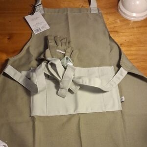 Hearth & Hand Kids Apron And Glove Set